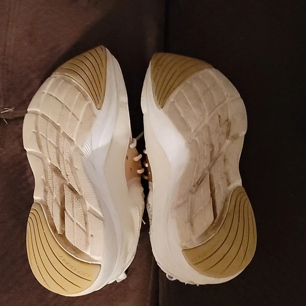 Sketchers cute work shoes non skid - Picture 3 of 3